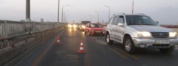 В Днепре на Новом мосту из-за тройного ДТП образовалась пробка