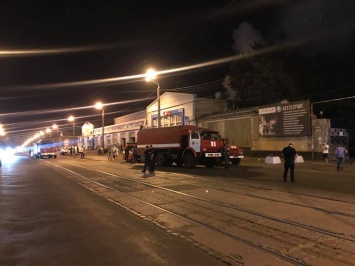 Масштабный пожар на Дальницкой: горит СТО. Фото, видео