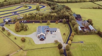 В Ирландии продается дом с гоночной трассой на участке