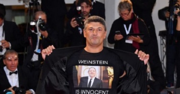 Венецианский кинофестиваль: итальянский режиссер пришел в футболке "Вайнштейн невиновен"
