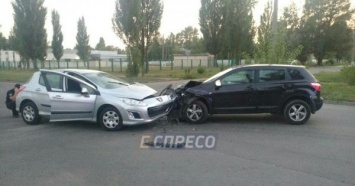 В Киеве водитель Peugeot развалил Qashqai и сбежал, оставив бутылку пива (ФОТО)