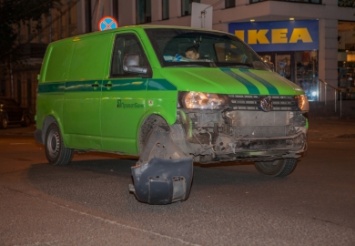 В центре Днепра иномарка столкнулась с инкассаторским фургоном