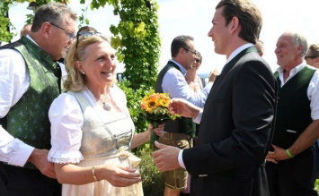 Канцлер, который веселился на свадьбе с Путиным, теперь гуляет по Крещатику