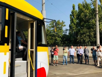 Будешь кататься: в Одессе презентовали новый электробус