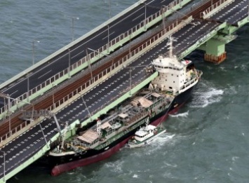 В Японии танкер прибило к мосту, а сам мост сместился (фото)