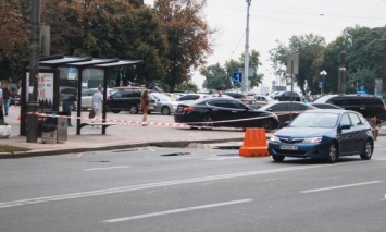 В Киеве вблизи "Арсенальной" из-за обвала дороги образовалось "озеро", движение ограничено (фото)