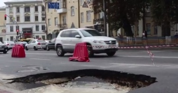 В центре Киева после масштабного провала дороги образовался "водоем"