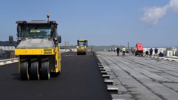 Автоподход к Крымскому мосту со стороны Керчи заасфальтируют к концу сентября