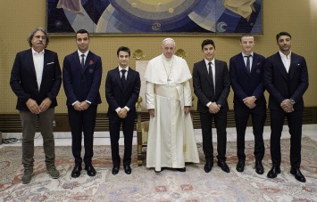 Такое бывает раз в жизни: гонщики MotoGP удостоились аудиенции Папы Римского в Ватикане