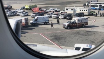 В Нью-Йорке самолет, на котором 100 людям стало плохо, отправили под карантин
