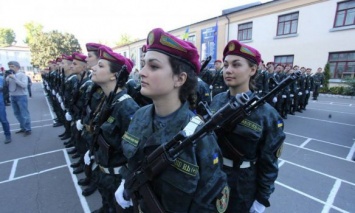 Парламент принял закон о равных правах женщин и мужчин во время службы в Вооруженных силах