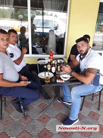 Сотрудники николаевской «УТБ» рабочее время проводят в ресторанах за бутылкой пива