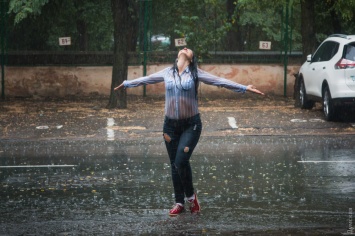Двадцать минут одесского ливня: затопленная Таможенная и танцующие под дождем