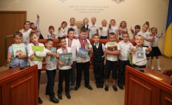 Третьеклассники днепропетровской школы побывали на экскурсии в ДнепрОГА (ФОТОРЕПОРТАЖ)