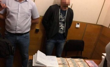 В Киеве двое полицейских требовали от гражданина 17 тыс. грн за справку, которая выдается бесплатно