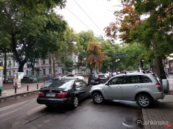 «Поцеловал в щечку»: маленькое ДТП в центре Одессы спровоцировало пробку. Фото