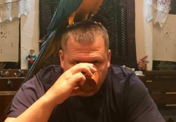 Конкурент кота Байдена: Борис Филатов сфотографировался с попугаем на голове