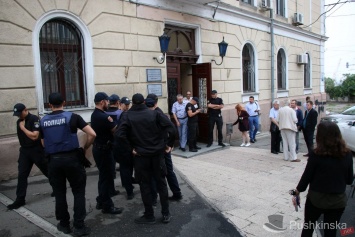 В Одесском медине утро начинается не с кофе: экс-ректор Запорожан «захватил» здание ректората. Фото