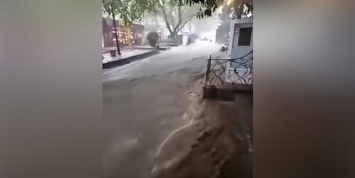 На улицах Ялты поток воды после ливня унес женщину