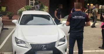 Чиновницу на новом купе Lexus задержали во время получения взятки