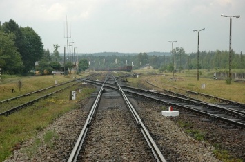 Пенсионер попал под поезд в Черновицкой области и чудом выжил