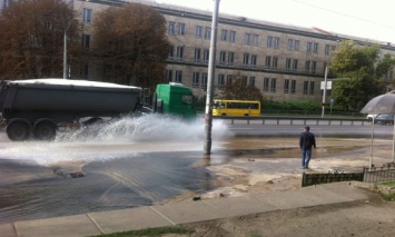 В Киеве произошел прорыв водопровода на пр. Победы