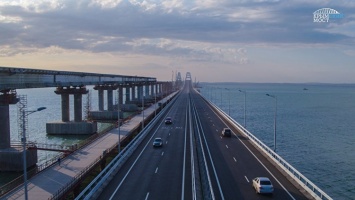 Движение по всем полосам трассы по Крымскому мосту возобновлено