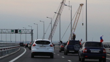 Плавучий кран врезался в опору моста в Керченском проливе
