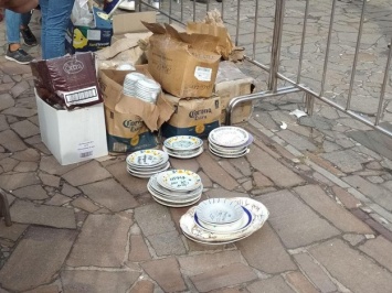 На счастье: возле цирка разбили 5 тысяч тарелок