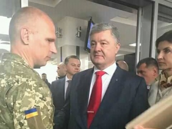 "Тюремный укроп": Бывший заложник боевиков Кириченко подарил Порошенко газету, которую "издавал" в тюрьме