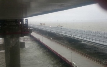 В Крымский мост врезался плавучий кран: появилось видео с места аварии