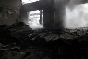 Крупный пожар произошел на автотранспортном предприятии в Днепре