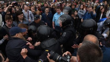 «Смерть», пенсионер и подросток: В Петербурге задержали «опасных активистов»