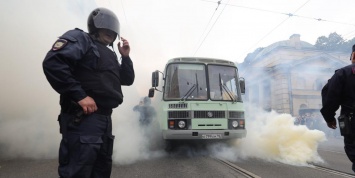 "Дави их": как участники несогласованных акций в Москве и Петербурге провоцировали полицию