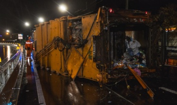 Ночью в Киеве на ходу перевернулся мусоровоз (фото, видео)