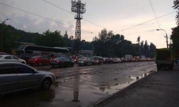 Киев остановился в пробках из-за дождя (список улиц)