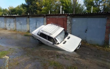 «Меня засосала опасная трясина»: в Харькове автомобиль утонул в грязи (ФОТО)