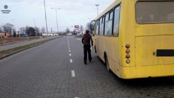 В Запорожье водитель маршрутки устроил массовую высадку школьников