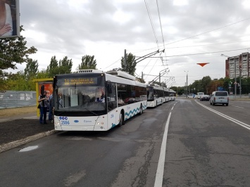 Первый день неудался: в Днепре автохам заблокировал проезд новому троллейбусу