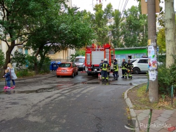 Переполох на Таирова: в технической шахте возле лифта загорелся мусор. Фото