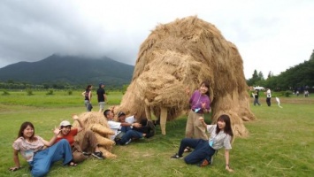 Соломенные мамонты и обезьяны: в Японии строят огромные скульптуры из соломы