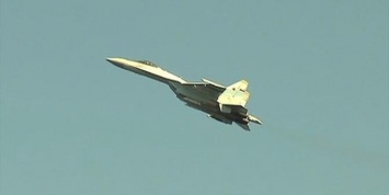Опубликовано видео пролета Су-35 на сверхмедленной скорости