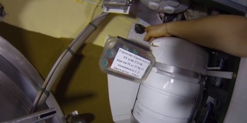 Космонавт снял на видео "дыру" в МКС