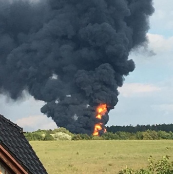 В Чехии горел крупный склад нефтепродуктов и взрывались топливные резервуары (фото, видео)