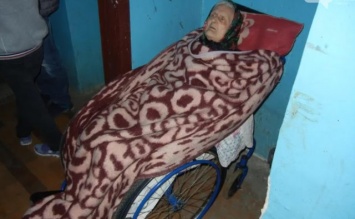 Бросили на улице в коляске: рассказ про 94-летнюю бабушку, которую родные не захотели забирать домой, шокирует