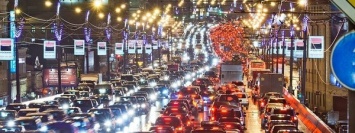 Киев стоит в пробках из-за ливня, цены на такси подскочили: карта