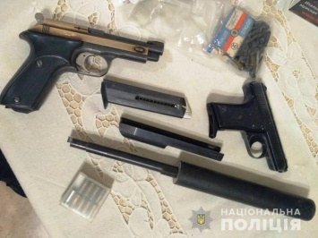 В Одессе вдова сдала полиции пистолеты покойного мужа. Фото