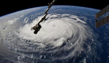 NASA показало, как из космоса выглядит мощнейший ураган, который движется на США (видео)