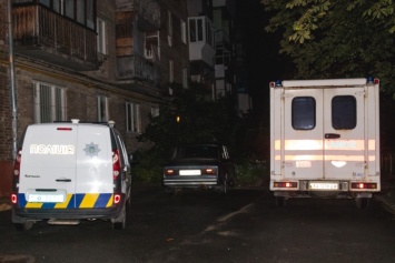 Жители Киева в палисаднике жилого дома нашли труп мужчины