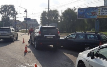 В Запорожье на кольце столкнулись два автомобиля (ФОТО)